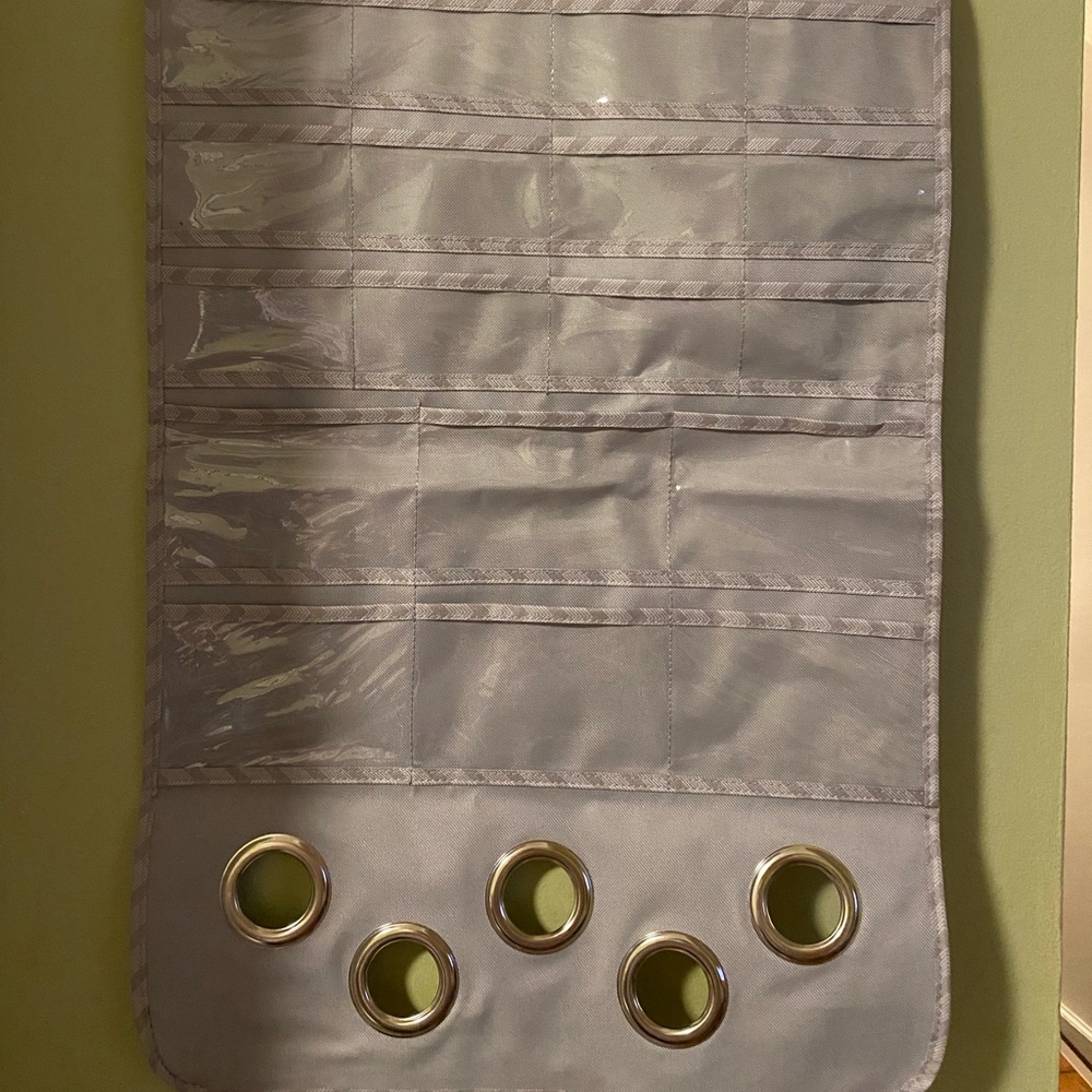Hanging accessories holder